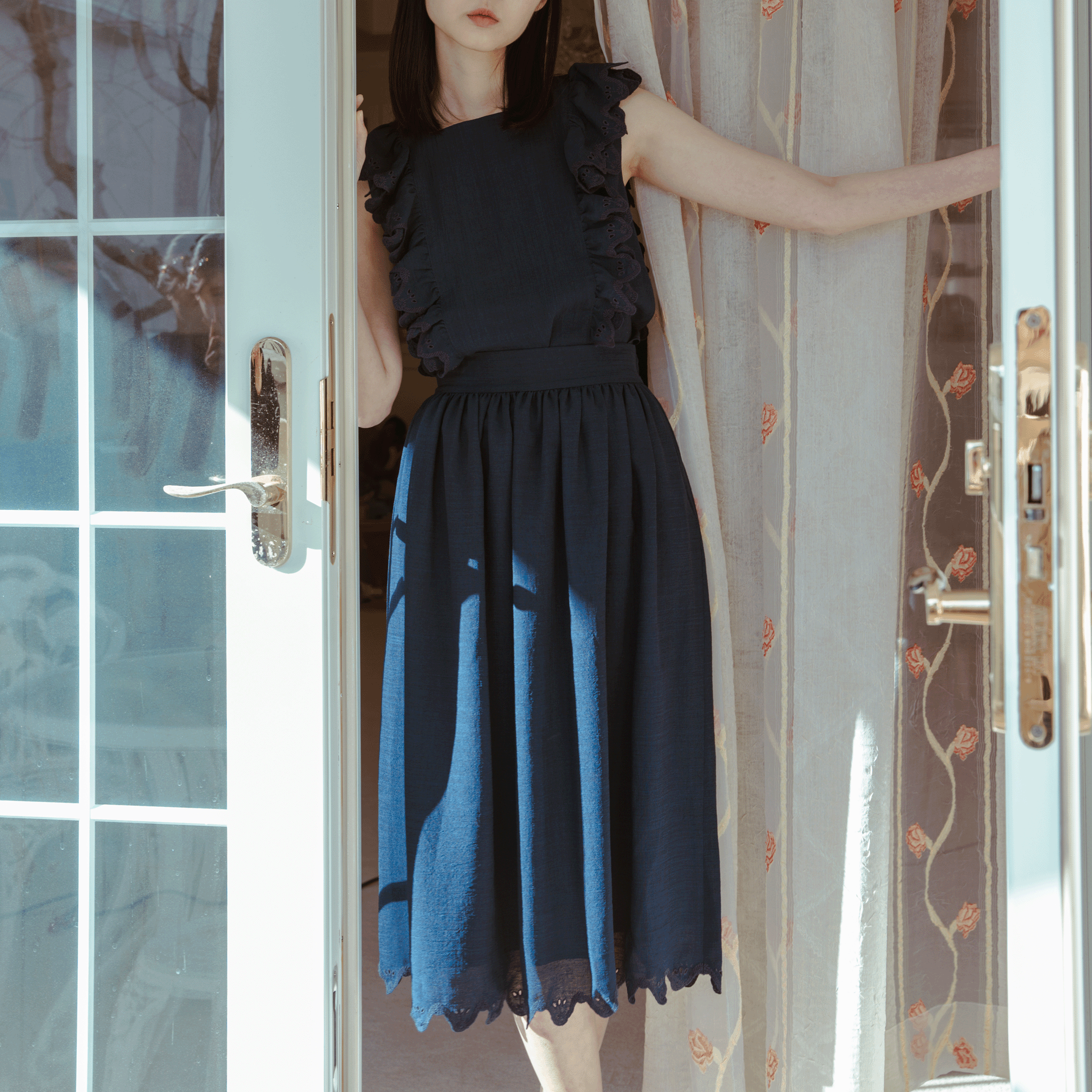 Wave eyelet embroidery frill blouse Navy