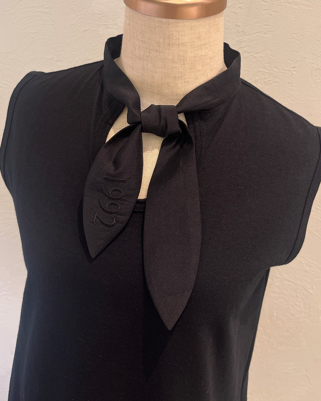 1992 embroidery scarf tank top Black