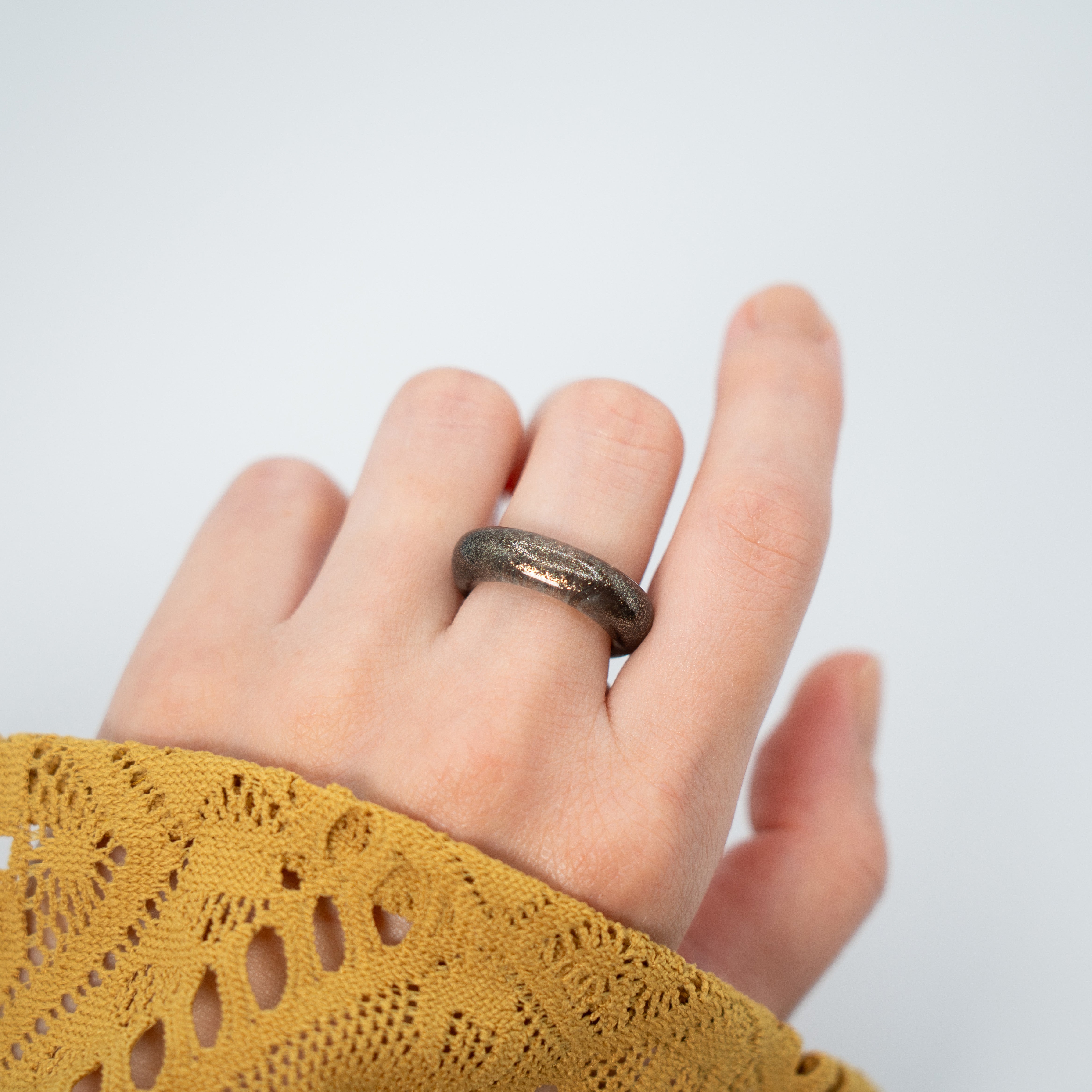 2006 RING Black Gloss Gold Glitter